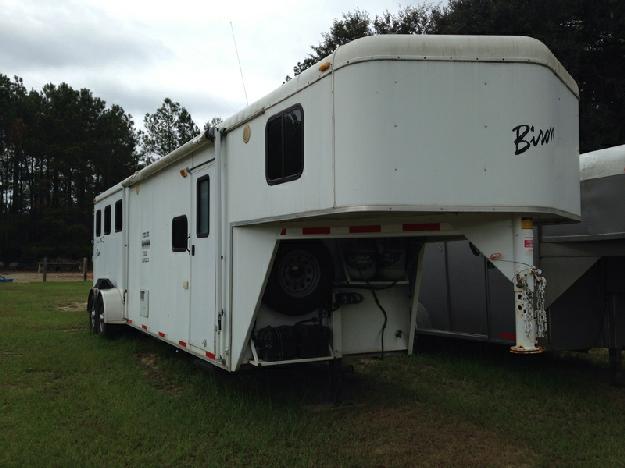 07 bison trail express 3 horse with living quarters has it all