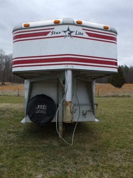 2000 Starlite 3 horse trailer lockable carpeted dressing room with bed