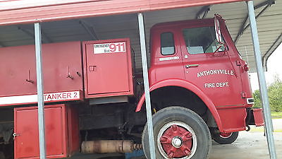 International Harvester : Other black 1978 red international fire truck