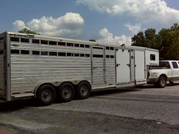 2004 Cimmarron, 3 horse trailer, dressing room, gooseneck