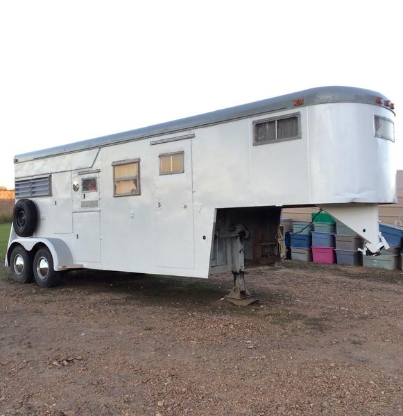 2 Horse Trailer With Weekender