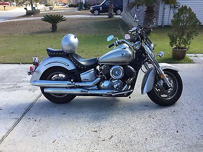 Yamaha : V Star Yamaha 1100 low mileage with leather saddle bags