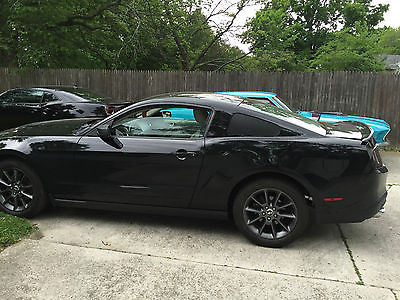 Ford : Mustang premium  Mustang 2011 Premium V6 , Black , Creamy Interior , 109 miles .. clean title