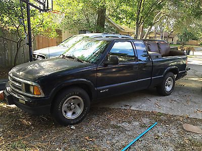 Chevrolet : S-10 LS LS Ext Cab, 4 Cyl, 2.2L, 5 Speed, 2WD. Comes with Truck Box and Bed Liner.