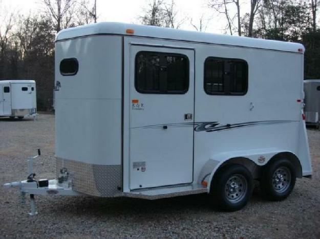 Like New 2012 Bee Fully Enclosed 2 Horse Slant w Dressing Room amp amp Escape Door One Owner