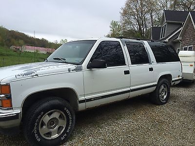 Chevrolet : Suburban K1500 4WD 1500 obo 1995 chevy suburban 4 x 4 runs just charge the battery
