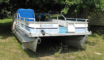 1988 Crest Pontoon Boat Model 2122  w/70 HP Evinrude