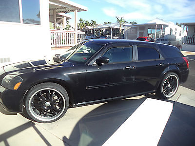 Dodge : Magnum SE Wagon 4-Door Black ,22 in.tires/rims.perfect interior,no rips or tares.strong 5.7 lt.engine