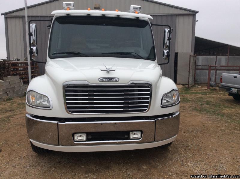 2005 Freightliner Chassis Sports Hauler