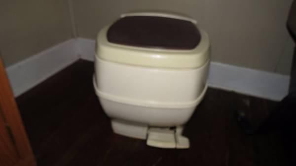 RV Flush Toilet, 3
