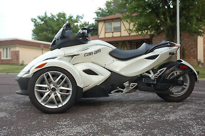 Can-Am : SPYDER 2014 can am spyder rs pearl white with only 300 miles and factory warranty