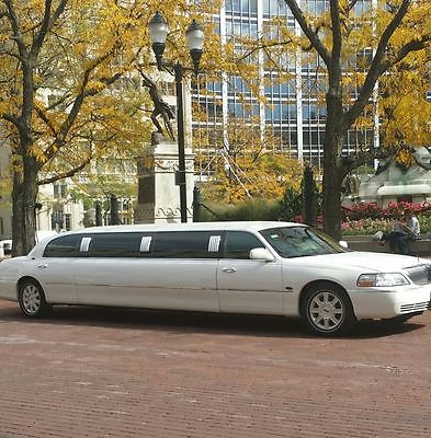 Lincoln : Town Car Royal conversion Beautiful white linclon limousine