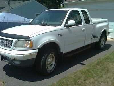 Ford : F-150 XLT 1999 white 4 x 4 truck with matching bedcap
