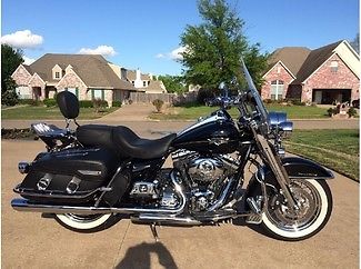 Harley-Davidson : Touring 2011 harley davidson touring road king classic motorcycle 9200 miles extras