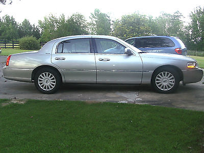 Lincoln : Mark Series Four door LINCOLN Signature TOWN CAR 2005 Very CLEAN and LOW MILEAGE Excellent NEW TIRES