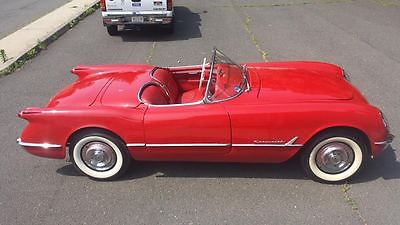 Chevrolet : Corvette . 1954 corvette rare sportsman red