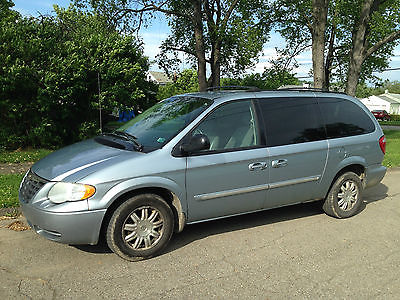 Chrysler : Town & Country Tourning Mini Van 2005 chrysler town country touring model luxuary van