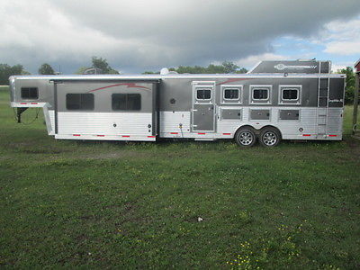 LIKE NEW 2014 BISON 8417 4 horse 17ft short wall living quarters trailer.