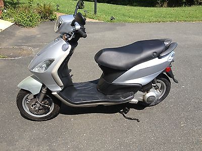 Other Makes 2009 piaggio fly 150 cc motorcycle motoscooter silver 2800 miles only