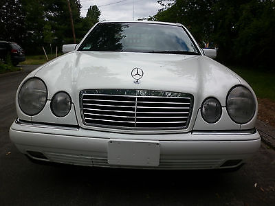 Mercedes-Benz : E-Class 300 DIESEL LOW MILEAGE - 2 OWNERS - DIESEL - COLD A/C - RUNS GREAT!
