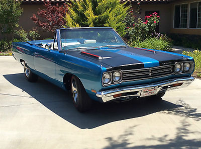 Plymouth : Road Runner 383magnum convertible Roadrunner convertible 383 Magnum numbers matching B5 Blue with White interior