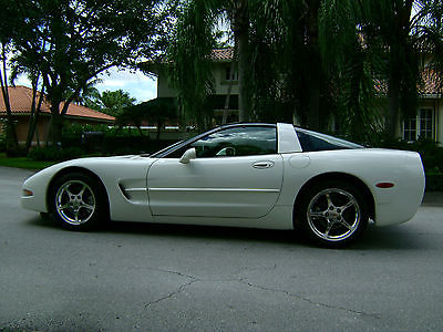 Chevrolet : Corvette Base coupe 2001 corv 1 owner wht rare red int 1 562 built 100 orig mint cond