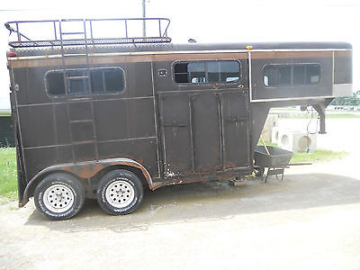 1996 Delta 2 Horse Gooseneck Trailer with Loading Ramp and front escape Ramp