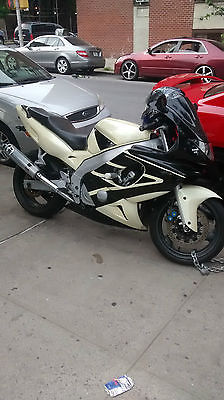 Yamaha : YZF SELLING A USED 2004 YAMAHA 600 YZF MOTORCYCLE COLOR IS TWO TONE WHITE & BLACK