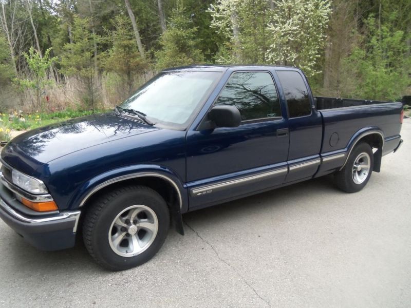 2000 s 10 LS edition ext cab 3 door 4 cylinder automatic Low Miles