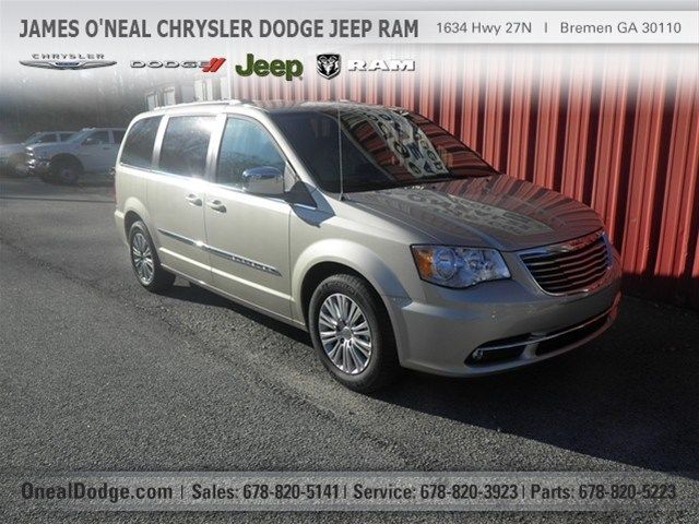 Chrysler : Town & Country TOWN & COUNT TOWN & COUNT New 3.6L Bluetooth 283 hp horsepower 3.6 liter V6 DOHC engine