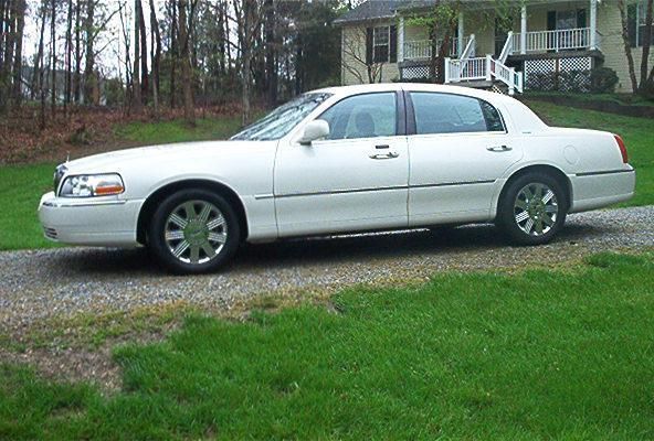 2004 Lincoln Town Car Ultimate with only 63,000 miles like new Beauty!