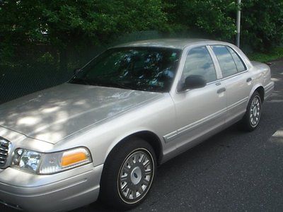 Ford : Crown Victoria 4dr Sedan  2005 ford crown victoria only 19 k original miles showroom condition
