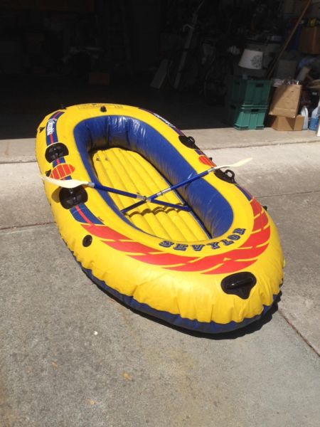 Four person inflatable raft