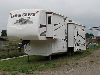 2008 35ft cedar creek, 5th wheel camper by forest river