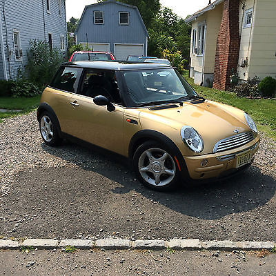 Mini : Cooper GOLD METALLIC 2004 gold mini cooper auto trans well maintained panoramic sunroof leather