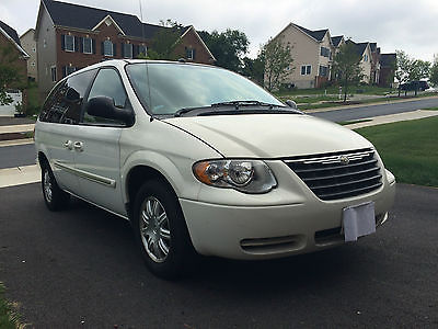 Chrysler : Town & Country Touring 2005 chrysler town and country van dvd gps sunroof low miles runs great