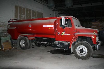 International Harvester : Other red International S1700 Fueling truck