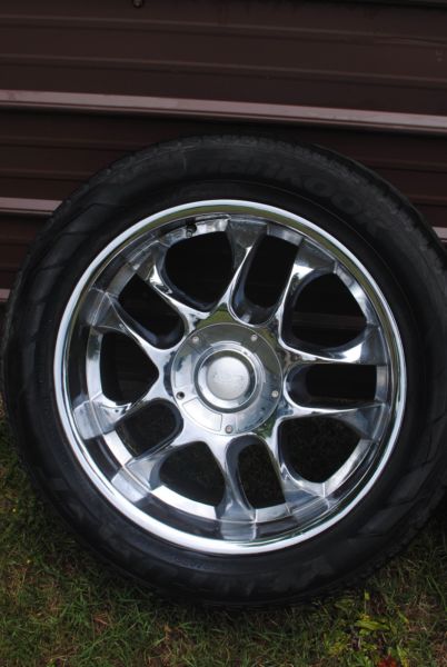 Full set of 6 lug 20 inch rims with tires, 1
