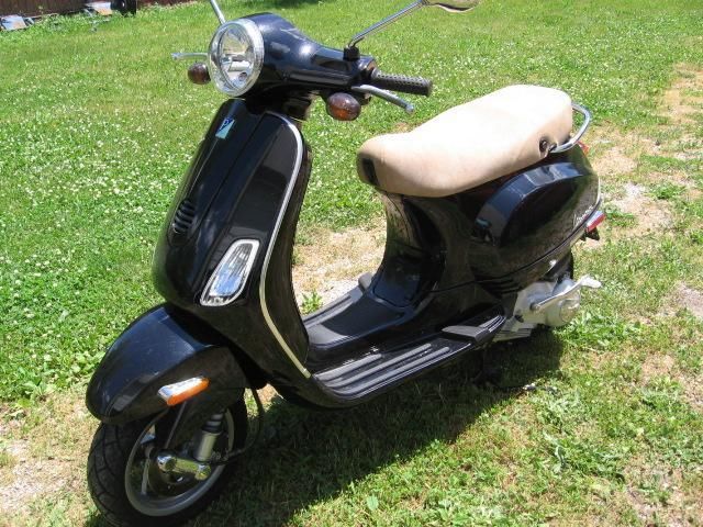 2007 Vespa Piaggio LX150 Motor Scooter only 437 miles Like New