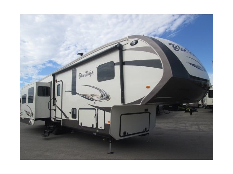 2016 Forest River BLUE RIDGE 3780LF CENTER BUNK ROOM WITH