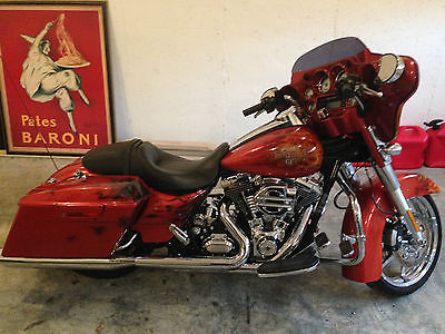 Harley-Davidson : Touring LOW milage 2011 Street Glide with tons of extras