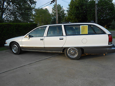 Chevrolet : Caprice 4 door and rear door/window hatch station wagon White exterior with gray cloth interior, reverse rear third seat, good condition