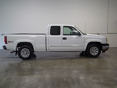 Chevrolet : Silverado 1500 Z71 White, Extended cab, V8 5.3 Liter, auto trasmission, short box, towing package