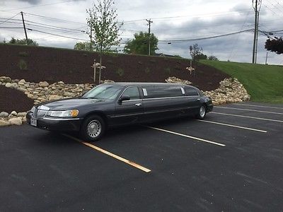 Lincoln : Town Car Limousine 8 passenger limousine built by krystal gray new mechanicals needs body work