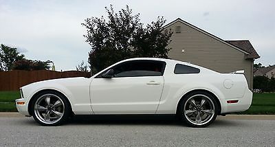 Ford : Mustang 2 DOOR COUPE PREMIUM PACKAGE 2005 ford mustang 5 speed like new leather custom wheels babied this is the one