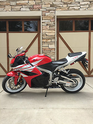 Honda : CBR Immaculate 2012 CBR600RR with 2,260 miles.  Eye catching color scheme.