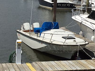 25' Boston Whaler Outrage / Cuddy / Whaler Drive / Super Console 1989 /
