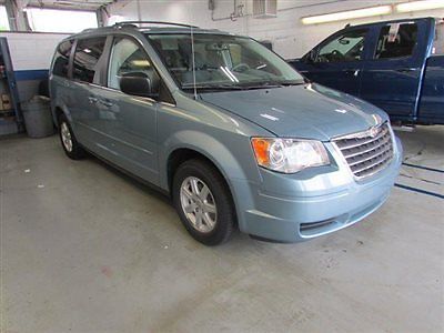 Chrysler : Town & Country 4dr Wagon LX 4 dr wagon lx low miles van automatic gasoline 3.8 l v 6 cyl silver