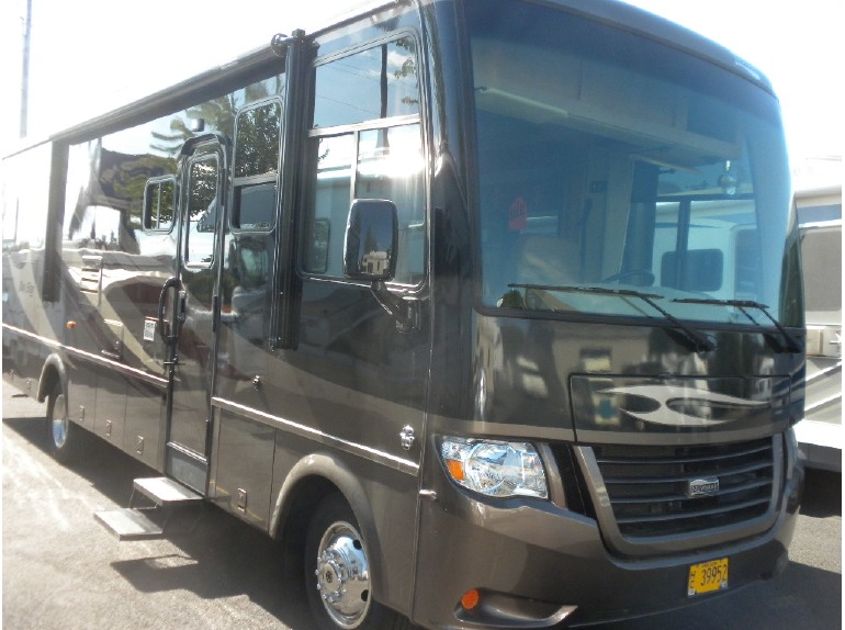 2013 Newmar Bay Star 3209 WITH 2 SLIDES