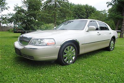Lincoln : Town Car 4dr Sedan Signature Limited 2005 lincoln town car signature limited wow unreal condition warranty look nice